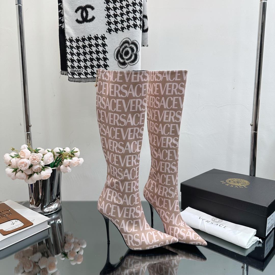 High version Versace SpringSummer 2023 new boots  The Milan runway features a simple and