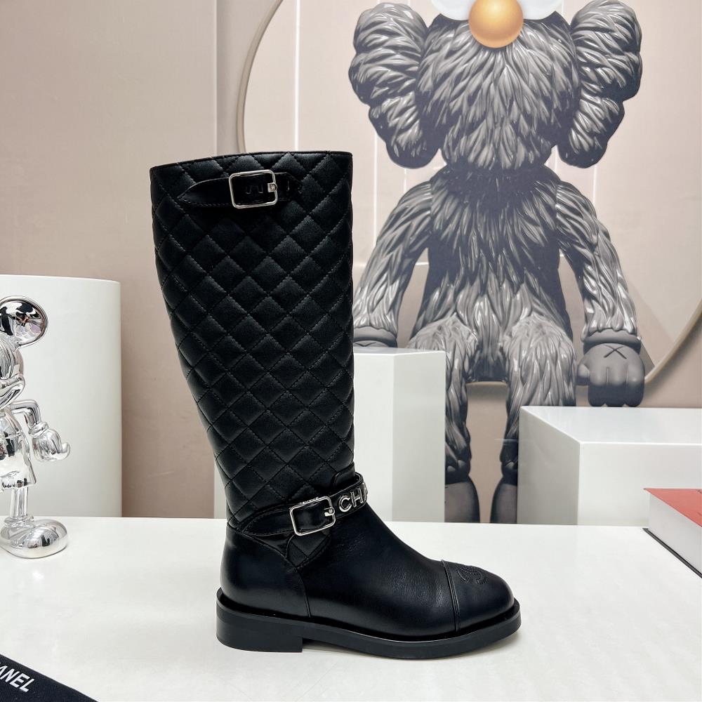 The combination of Chanel boots and roundheaded letter boots creates a fashion statement