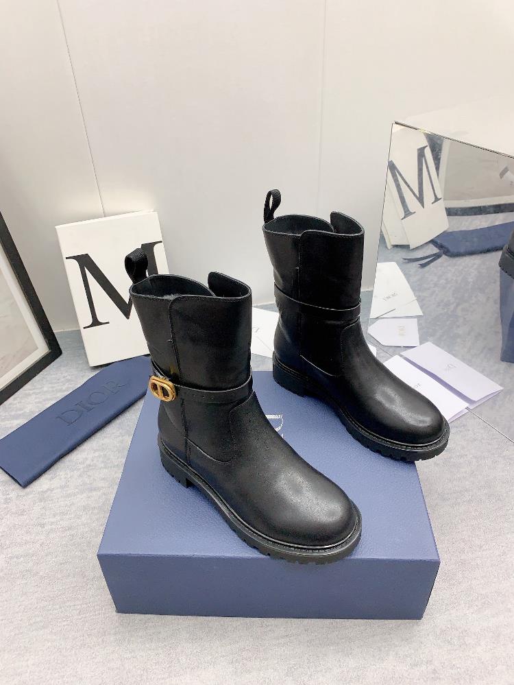 On the other hand the snow boots from Dior are a perfect blend of style and performance