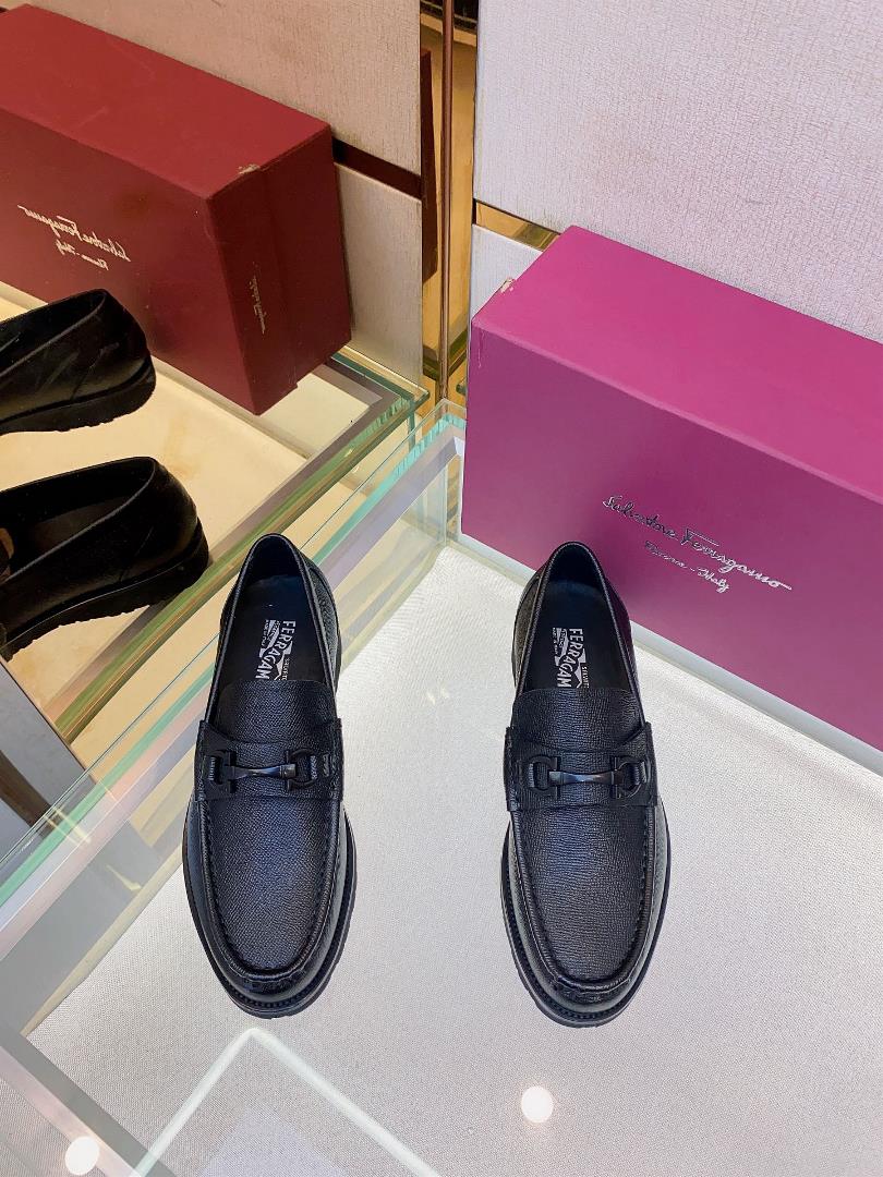 Ferragams mens leather shoesCollection design symbols are interpreted flexibly through modern tech