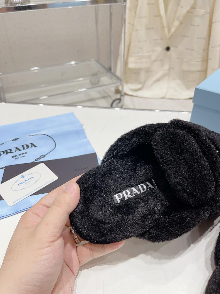 Prada Autumn and Winter Plush Slippers series is perfect for each style and color of the