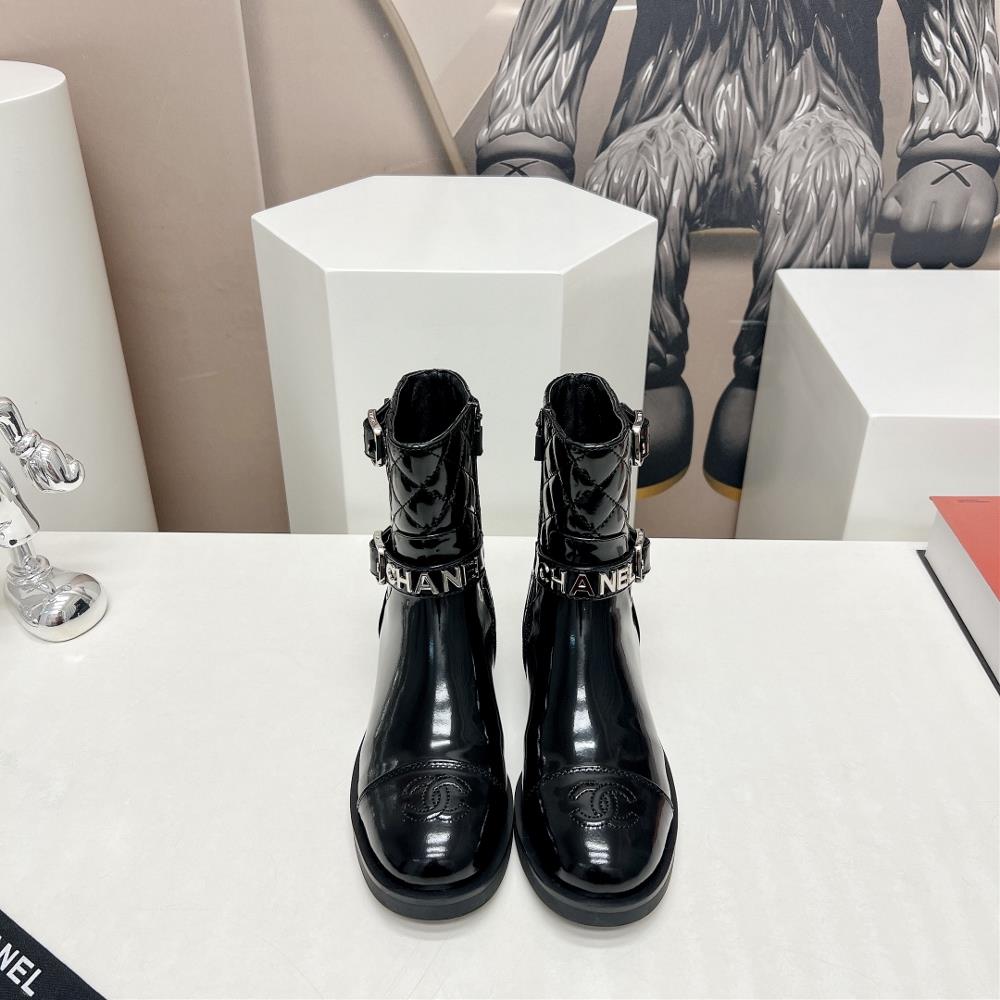 Factory  toplevel versionCHANE Xiangjia 2023 vs AutumnWinter New Boot CollectionRound headed letter short bootsThe new version has a high exit rate