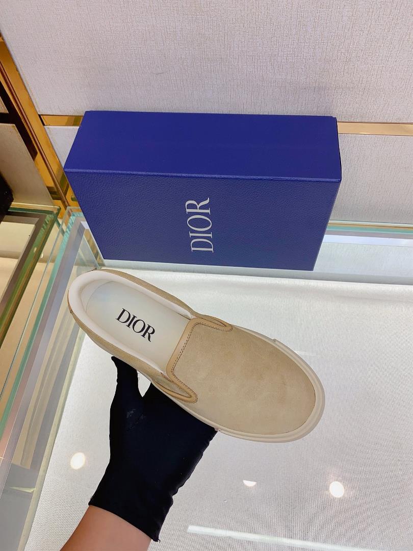 The Dior B101 low cut casual sports shoe is meticulously crafted with cowhide stitching on