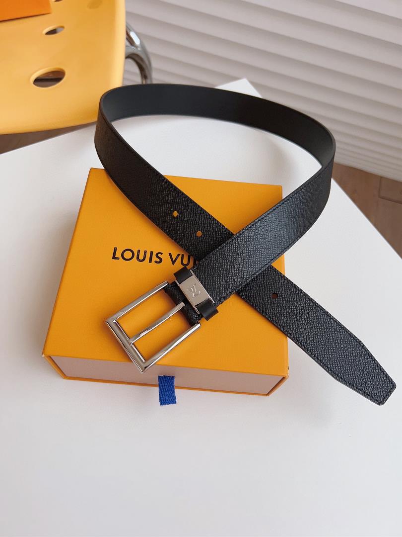 The LV CITY PIN waistband outlines smooth lines in a classic style exuding a calm busines