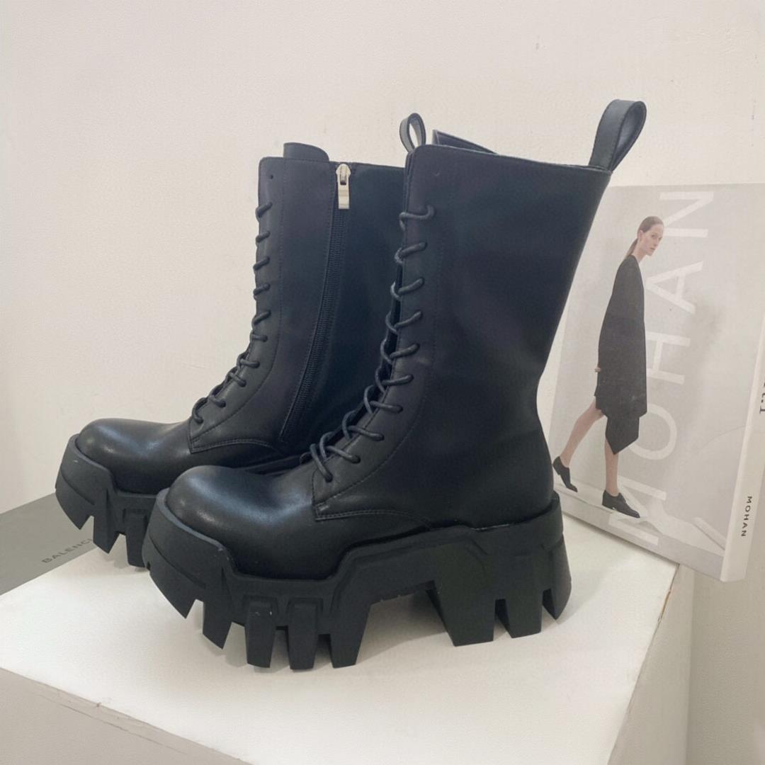 Balenciaga tank bootsThe bulldozer made by Balenciaga has a cool personality and a sense of co