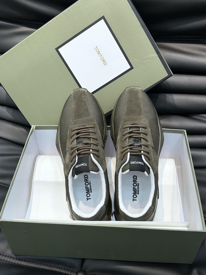 TOMFORD mens casual sports shoes are designed with smooth lines to create a simple appear