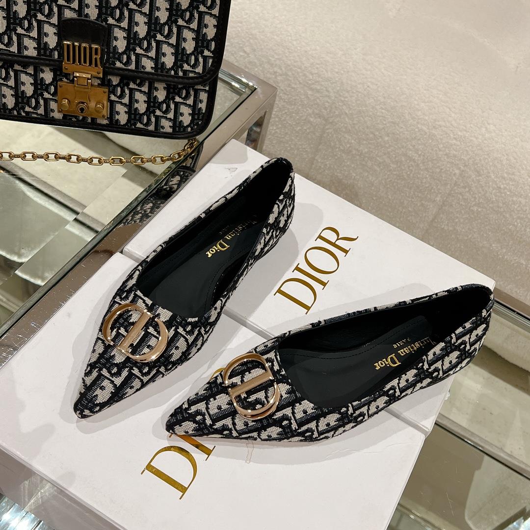 new array Dior Early Spring New Pointed Flat ShoesThe small pointed end paired with a CD buckl