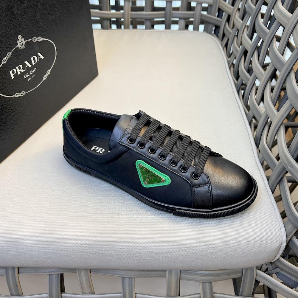 The new mens casual shoes are made of imported cowhide paired with waterproof fabric with a classic pattern and clever splicing process Imported wa