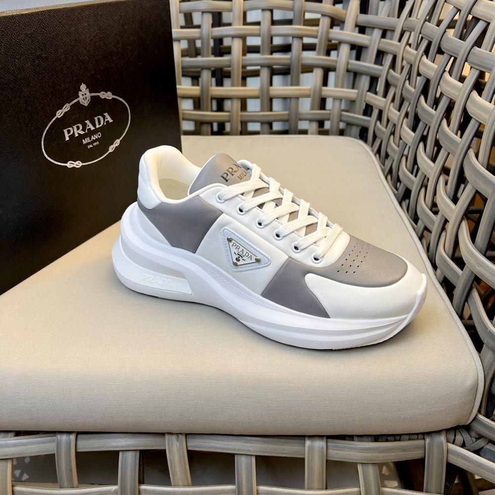 Thick soled casual sports shoes channel boutique made of imported Napa leather fabric with a clear leather texture and a soft comfortable and breat