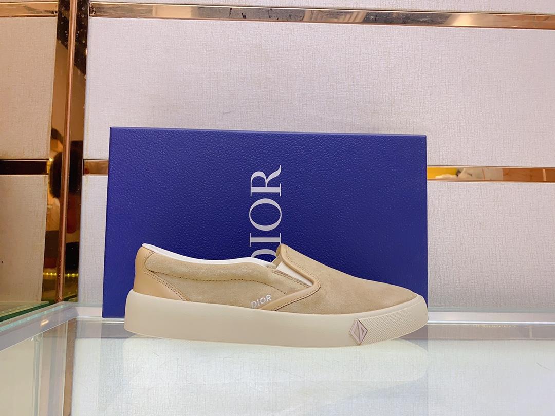 The Dior B101 low cut casual sports shoe is meticulously crafted with cowhide stitching on