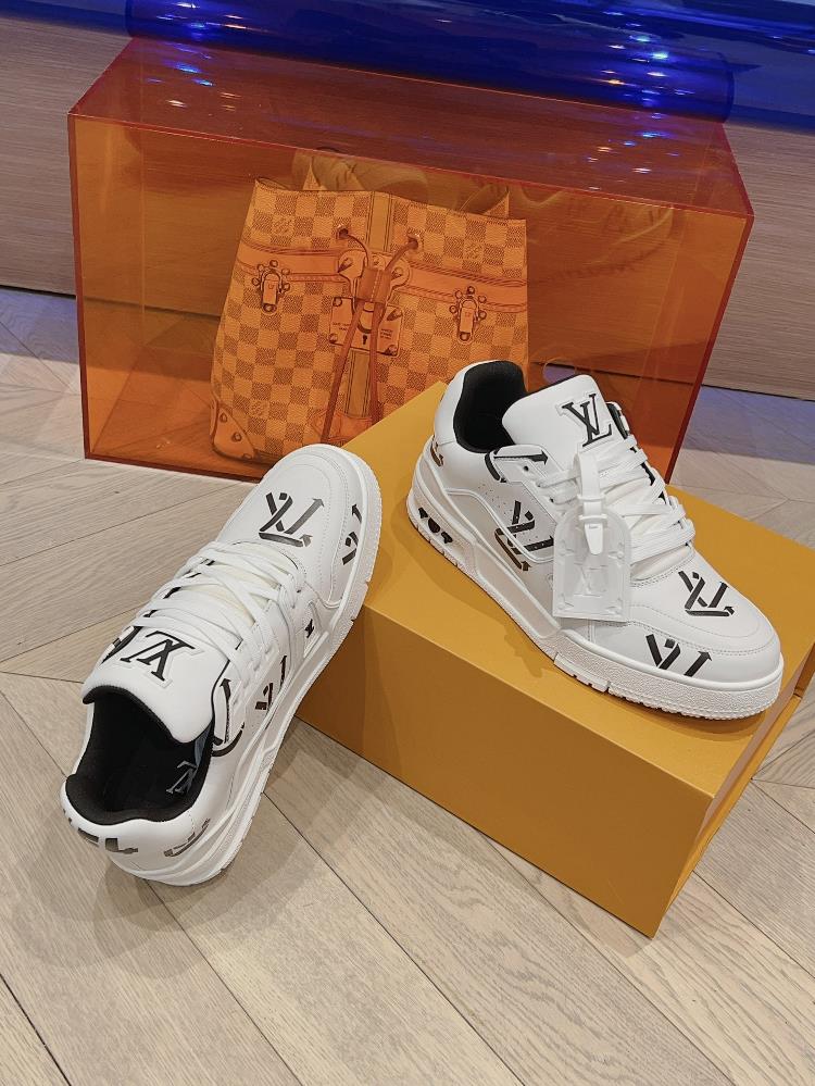 couple style The toplevel version of LV Trainers new model uses renewable resources to create a new generation of Trainer sneakersThe shoe body is m