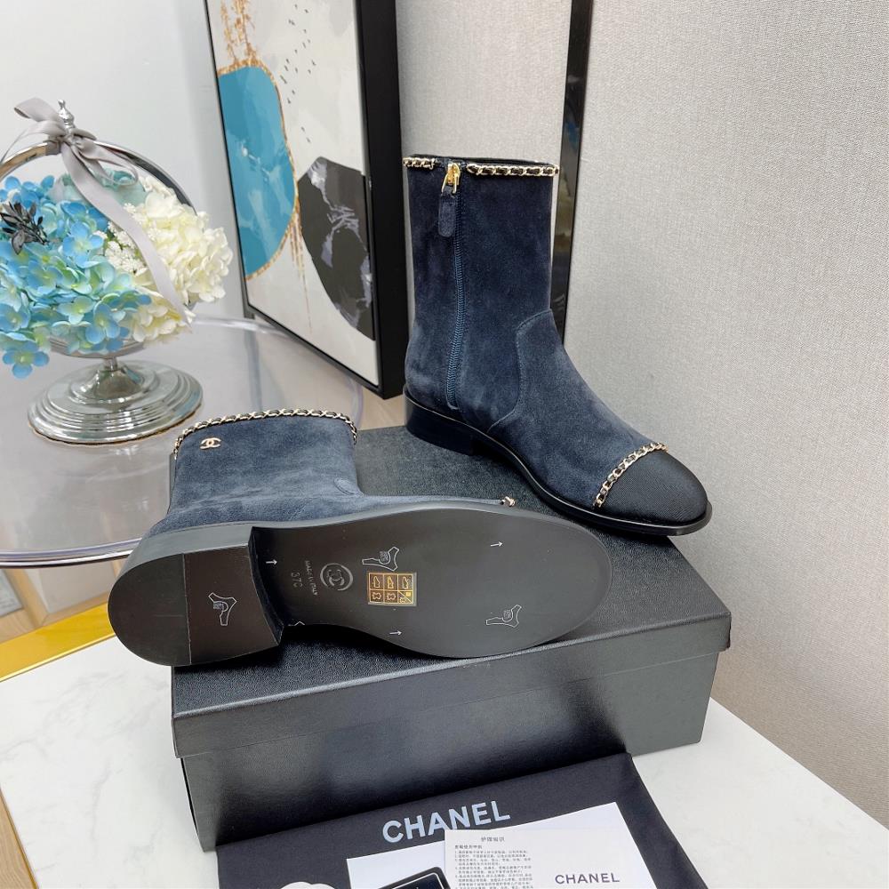 Original development of the latest chanel chain boots series at the Chanel counter in autu