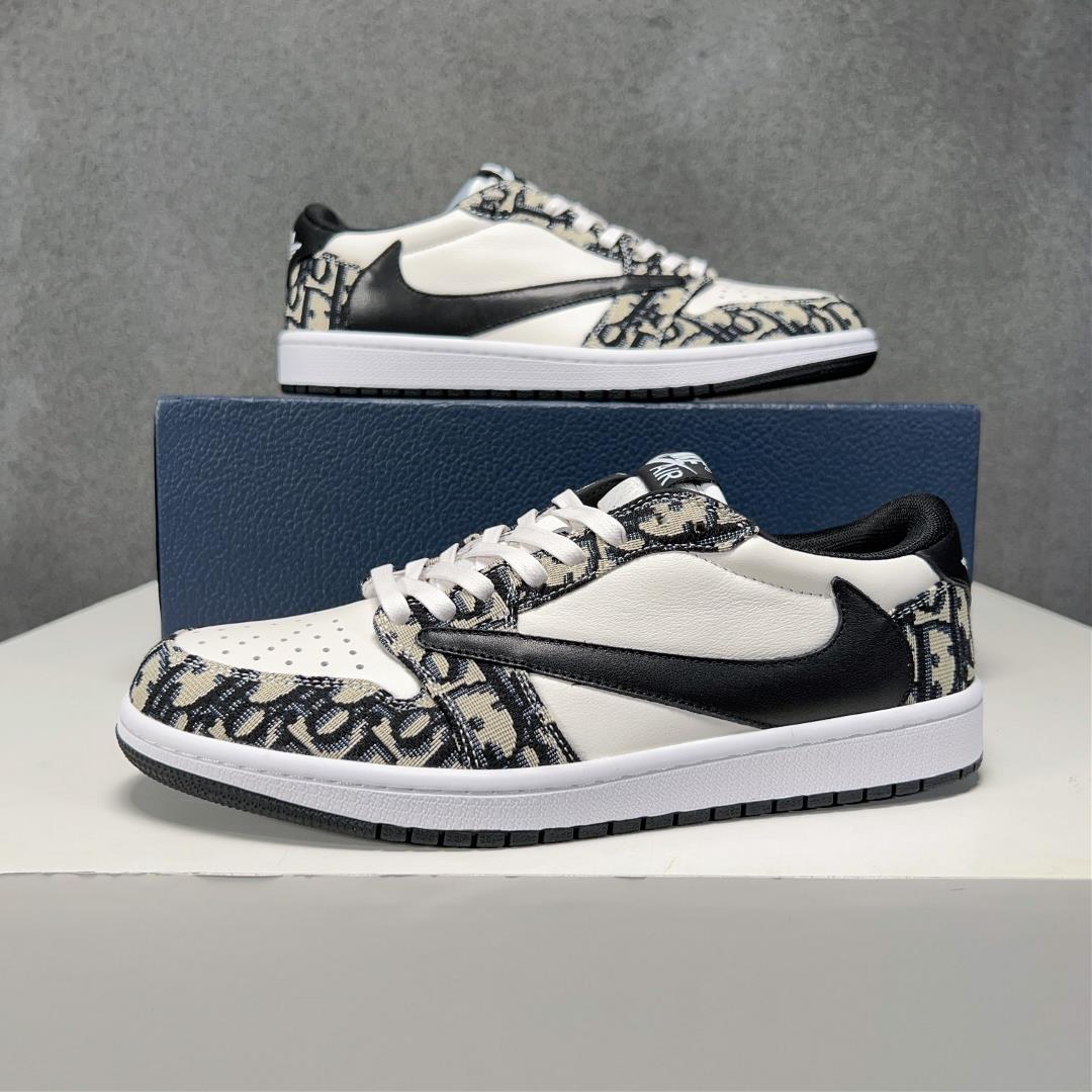 The Dir X nike co branded low top casual sports shoes are crafted with cowhide stitching o