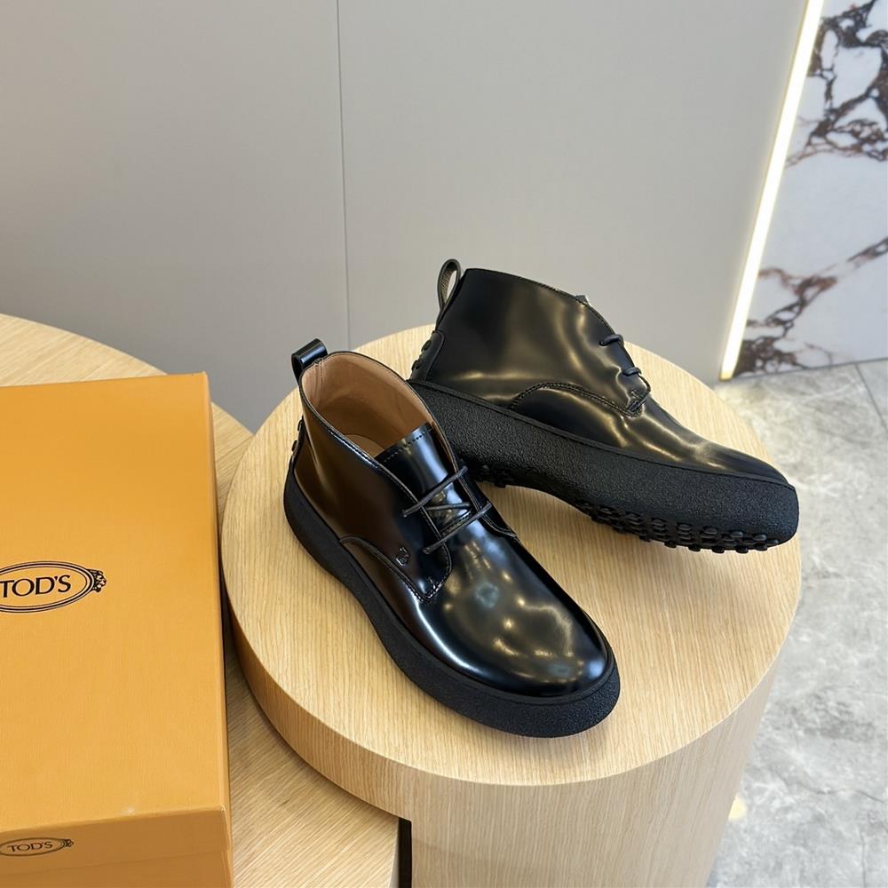 One of the things that sets Tods Chelsea Boot apart from other similar styles is the atte