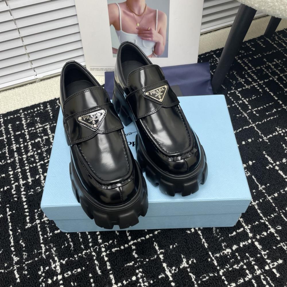 Upgraded factory PRADA Prada muffin shoes triangle label Lefu shoes original version developed onetooneThe upper leg is very stylish and the lat