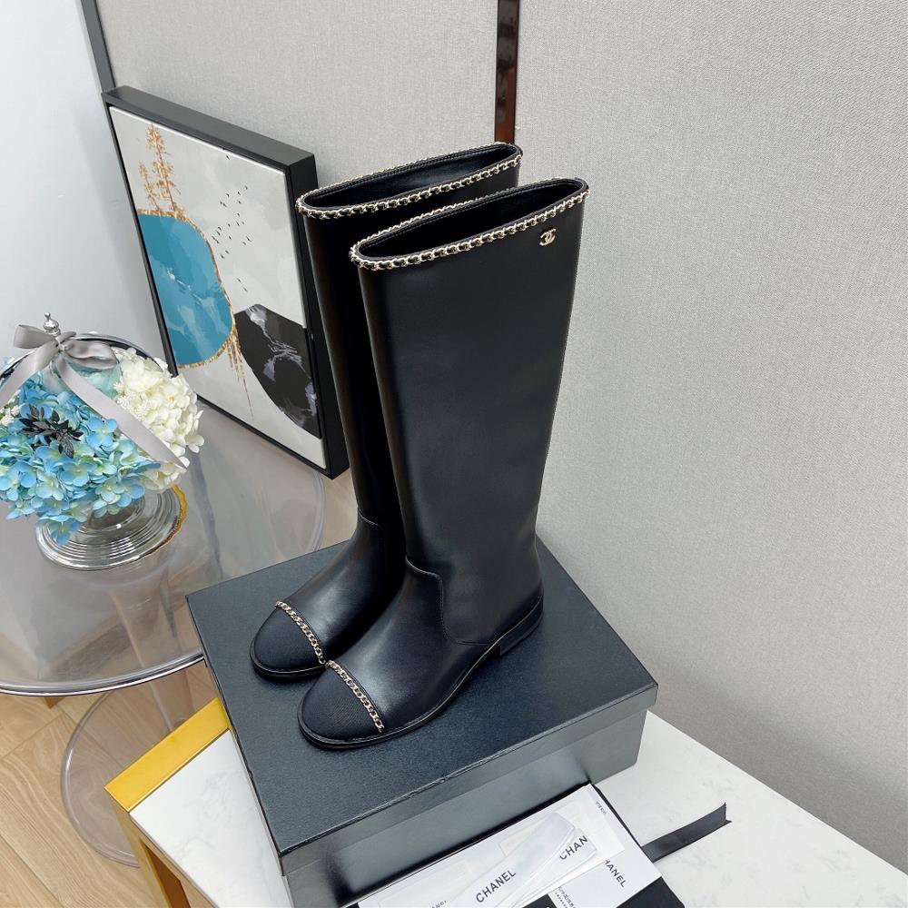 Original development of the latest chanel chain boots series at the Chanel counter in autumn and win