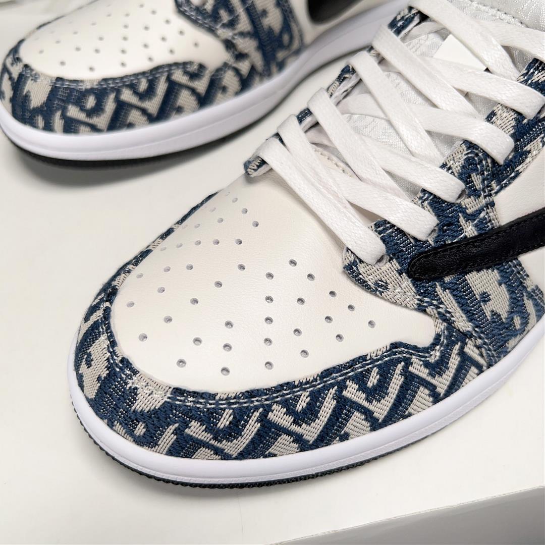 The Dior X nike co branded low top casual sports shoes are crafted with cowhide stitching