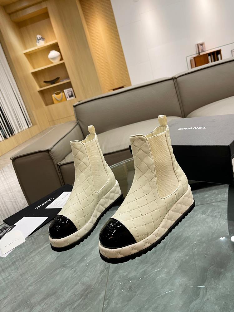 CHANEL Chanels Xiaoxiang 3 AutumnWinter series short boots are hot and new This season Xiaoxiangs popular style is really loved at a glance The