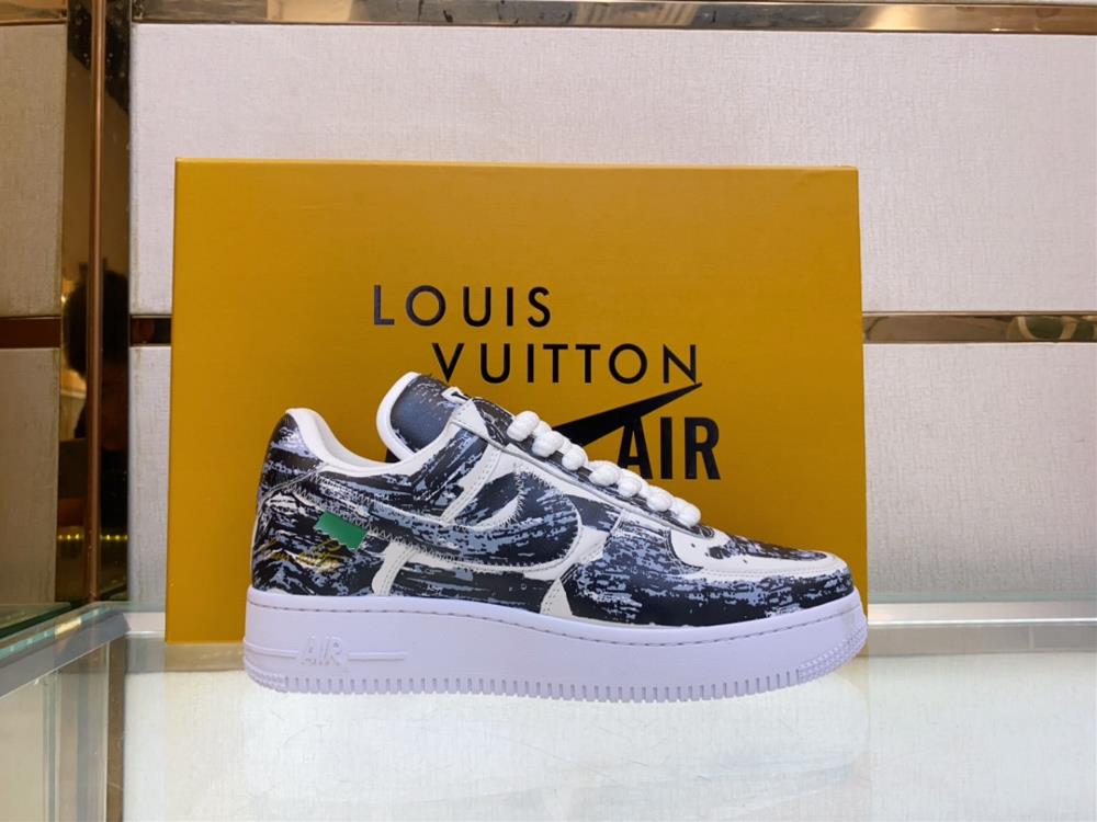 L The V X nike co branded low top casual sports shoes feature a top layer cowhide graffiti design side co branded logo decoration and brand signatu