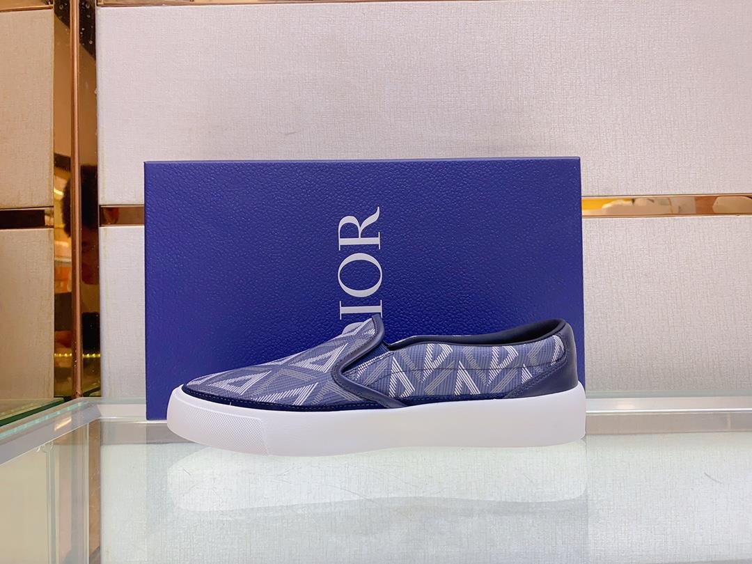 The Dior B101 low cut casual sports shoe is meticulously crafted with cowhide stitching on