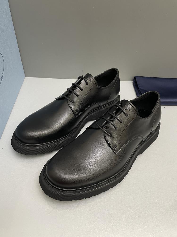 PRADA family highend mens formal leather shoes this piece has a retro design style presenting a mixed and matched style The retro upper presents