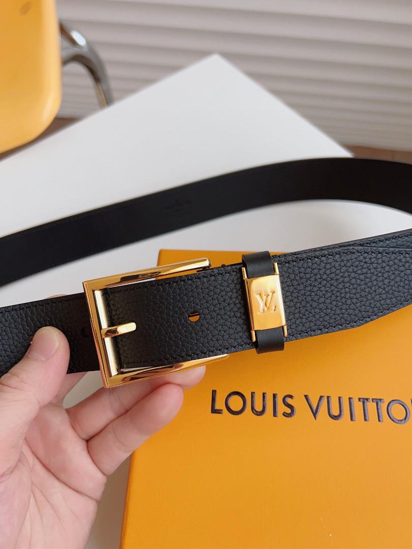 The LV CITY PIN waistband outlines smooth lines in a classic style exuding a calm busines