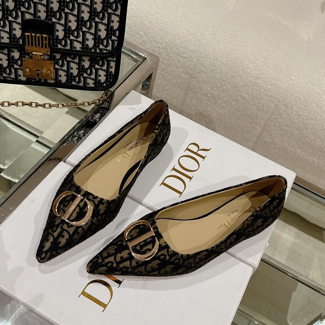 new array Dior Early Spring New Pointed Flat ShoesThe small pointed end paired with a CD buckl