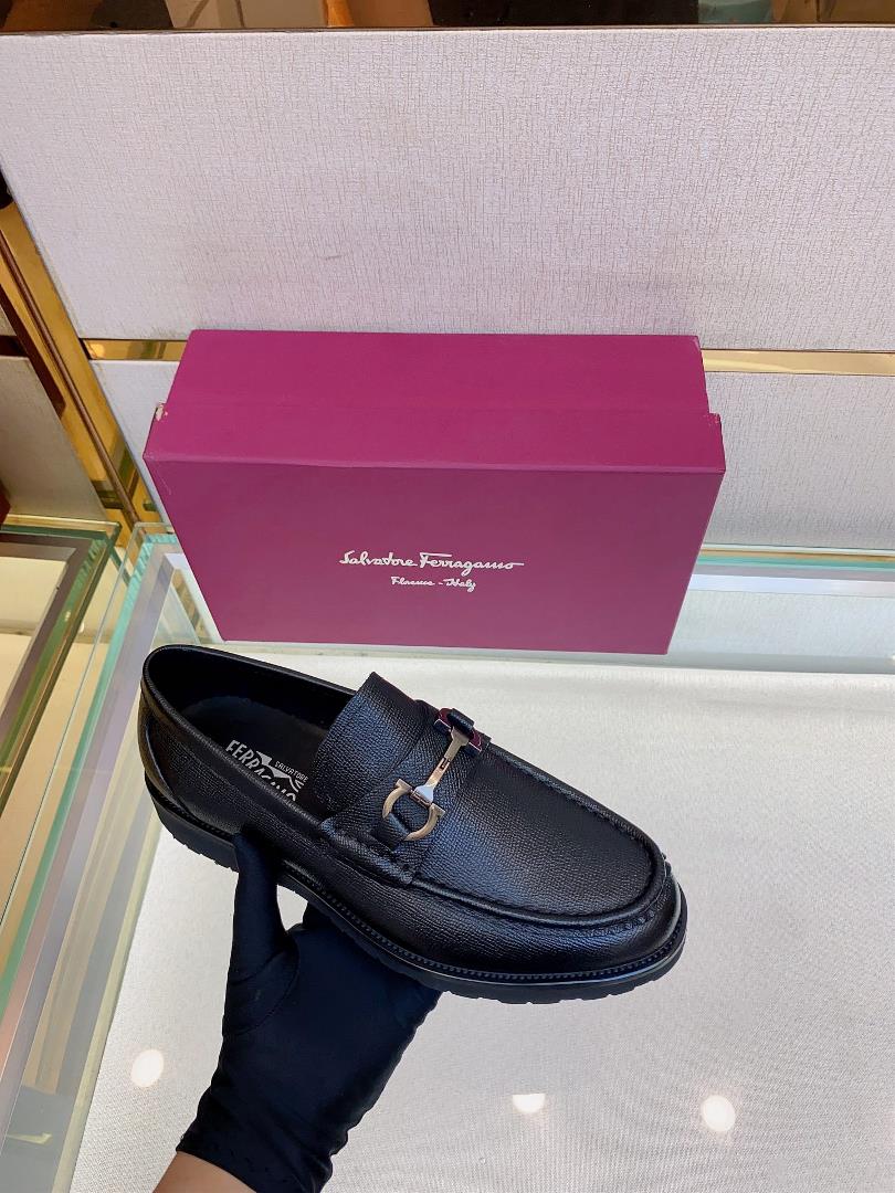 Ferragams mens leather shoesCollection design symbols are interpreted flexibly through modern 