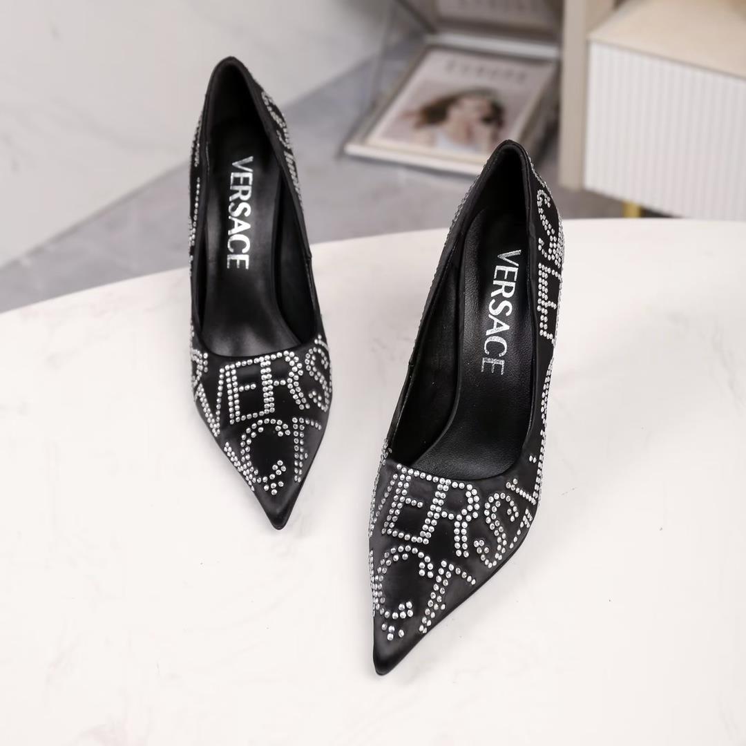 Versaces new highheeled shoes are made of imported crystal diamonds made of pure silk with a s