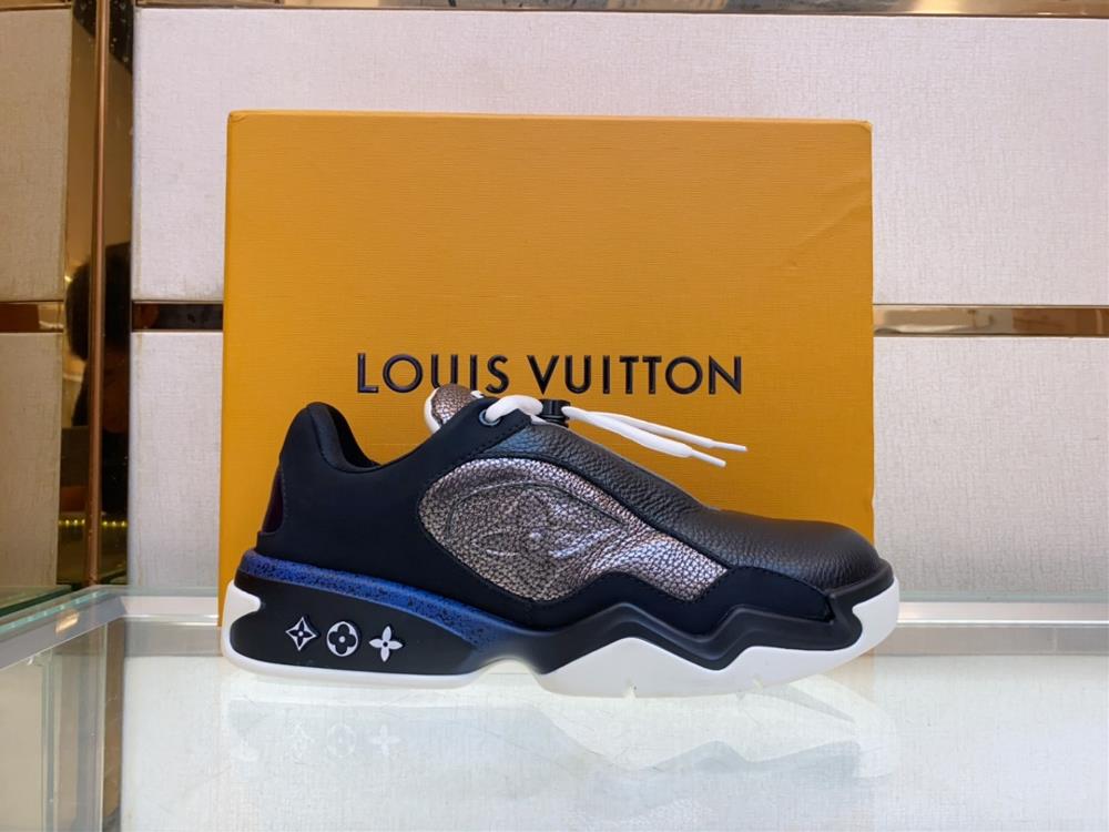 Louis V luxury item Trainer 2 the latest seasons showpiece designSize 3945 Milk gray with milk white lychee pattern with aged flower embossing sof