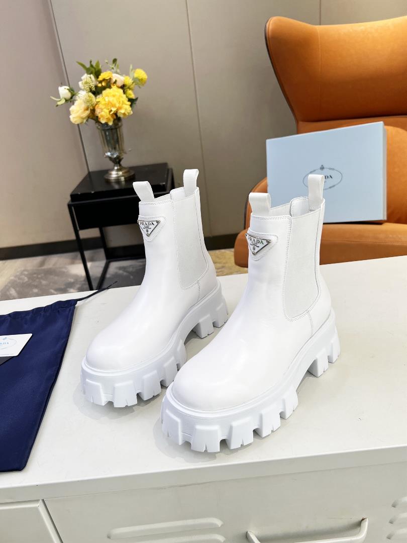 launched the Prada short boot series PRADA which became a hit on the internet during the