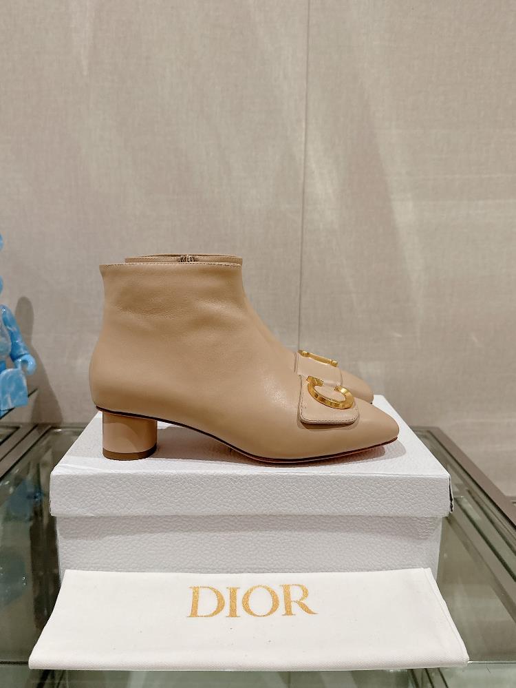 23Ss New CEST DIO Square Toe Short Boots Thick Heel Ankle BootsThis Cest Dior heel and ankle boots are a new addition to the 2023 autumnwinter read