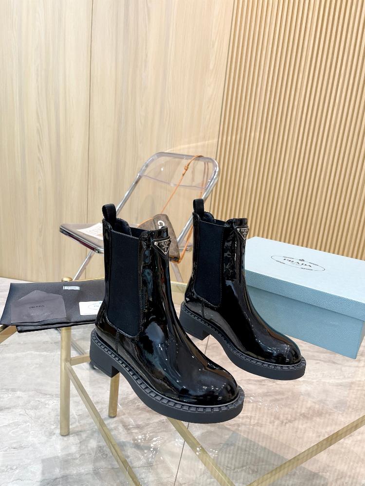 The top luxury version of PRADA a popular short boot on the 2023 AutumnWinter runway show can be used in important occasions in the Dream City Prad