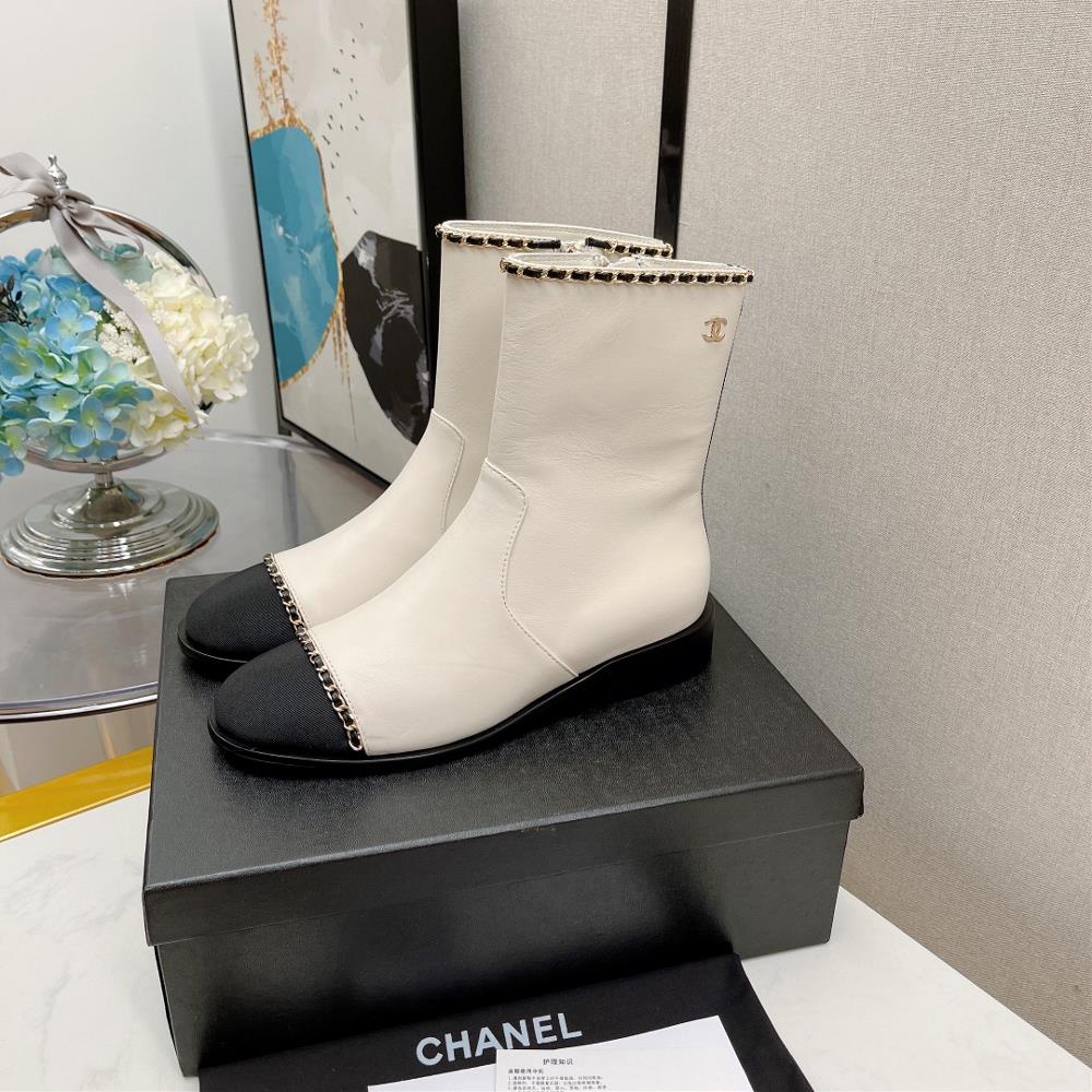 Original development of the latest chanel chain boots series at the Chanel counter in autumn and win