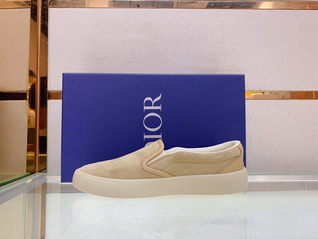 The Dior B101 low cut casual sports shoe is meticulously crafted with cowhide stitching on